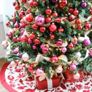 christbaum schmuck kugeln rot rosa pink baumdecke geschenke