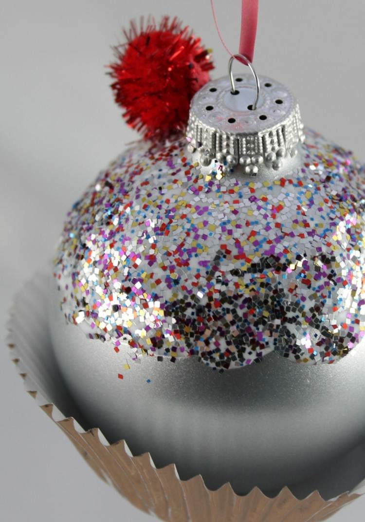 deko für den weihnachtsbaum kugel silber cupcake form glitzer bunt