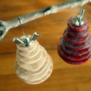 deko zu weihnachten holz scheiben tannenbaum basteln schraube idee