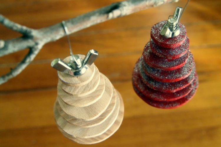 deko zu weihnachten holz scheiben tannenbaum basteln schraube idee