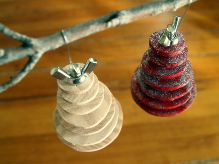 deko zu weihnachten holz scheiben tannenbaum basteln schraube idee