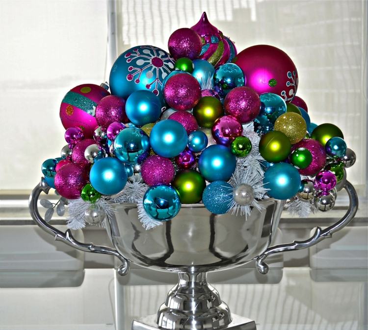 dekoration zu weihnachten tischdeko bunte kugeln blau pink gruen