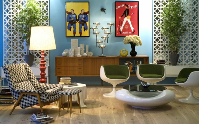 eklektische Einrichtung Dielenboden helles Holz Stühle Wanddeko