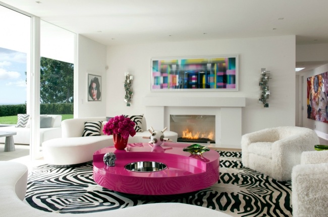 eklektisch wohnzimmer weiß pink schwarz zebra muster plüsch-sessel