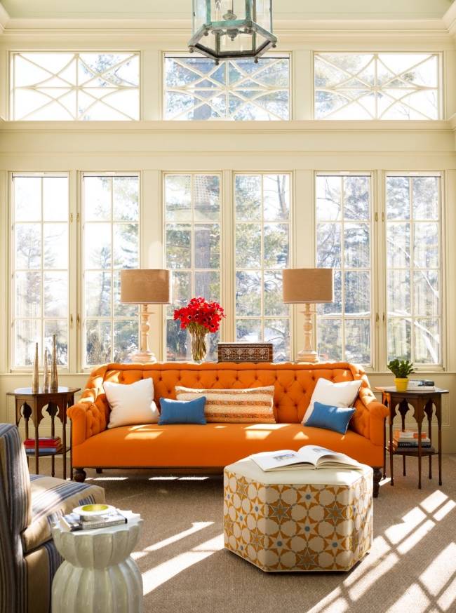 eklektischer einrichtungsstil wohnzimmer orange sofa ottomans