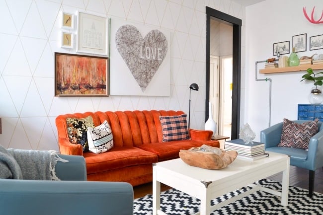 eklektische einrichtung wohnzimmer zick-zack muster blau orange möbel