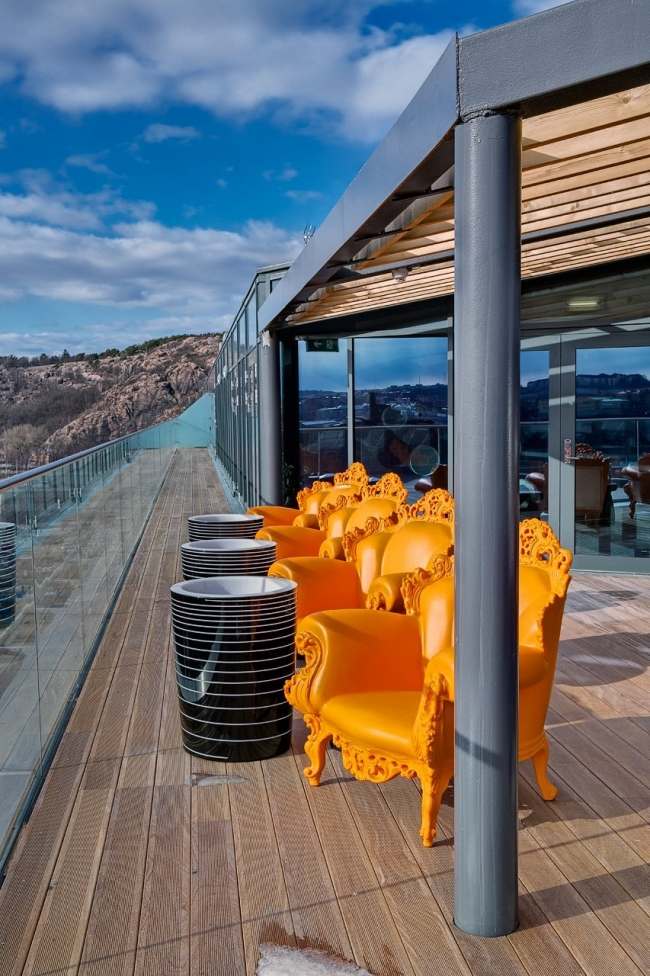 eklektische einrichtung terrasse sessel barock symbole orange farbe