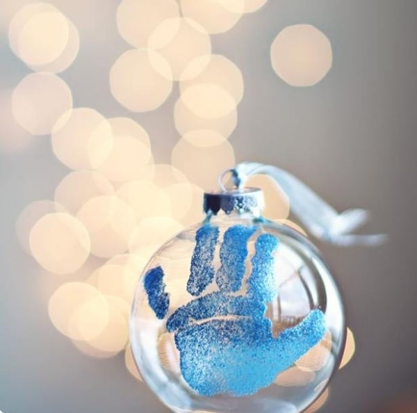  weihnachten mit baby christbaumornamente handabdruck glitzerfarbe