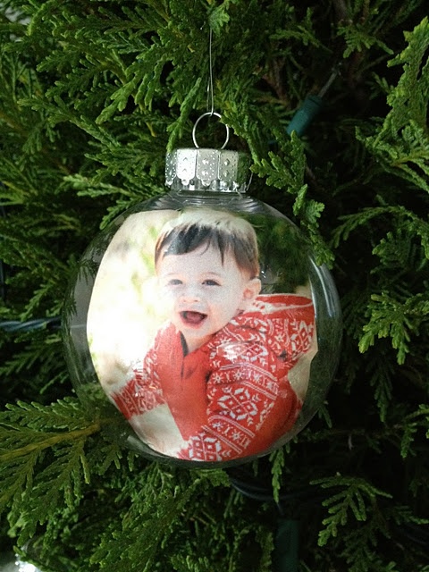 erste-weihnachten-mit-baby-personalisierter-baum-anhänger-foto