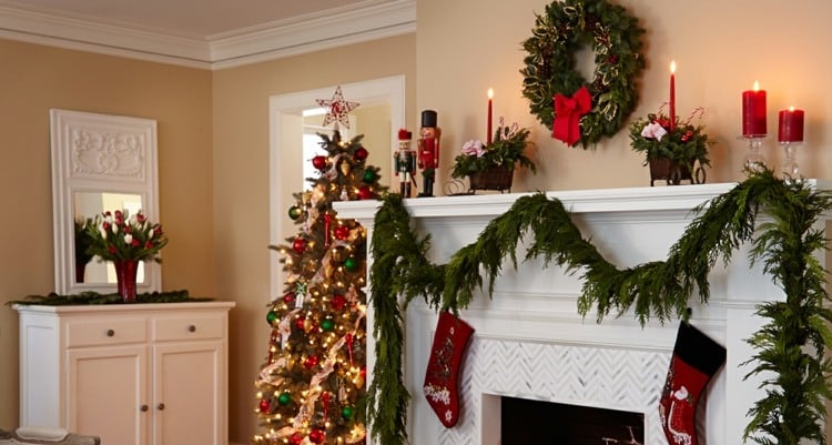 festliche weihnachtsdeko kaminsims kranz girlande kerzen struempfe christbaum