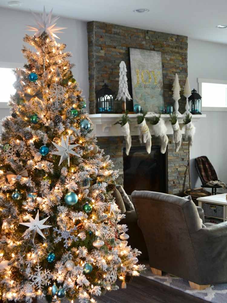 festliche weihnachtsdeko modern weiss grau weihnachtsbaum stein kamin