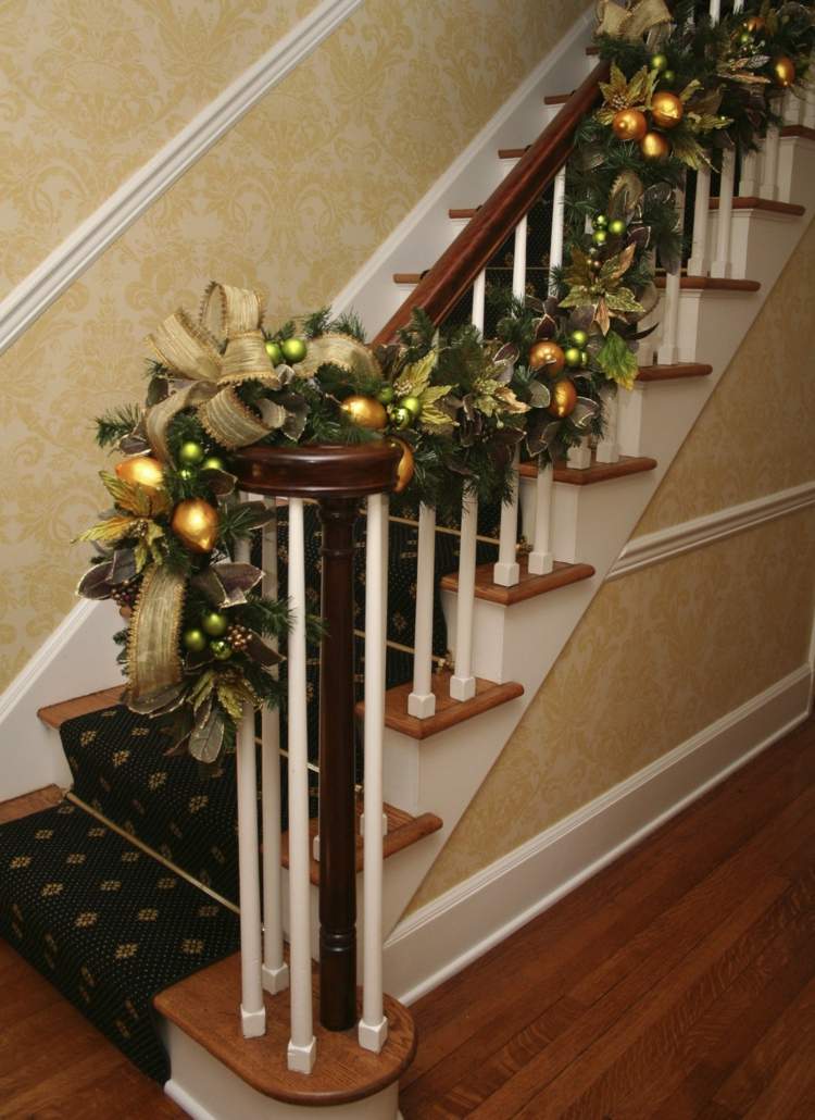 festliche weihnachtsdeko treppe gelaender arrangement goldkugeln