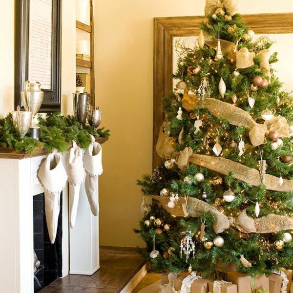 formale Weihnachtsdeko auswählen Weihnachtsbaum dekorieren goldene Band