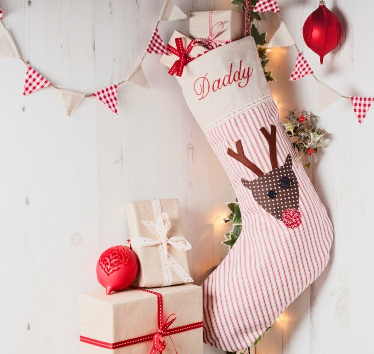 fröhliche weihnachtsdeko socke rentier motiv girlande geschenke baumschmuck