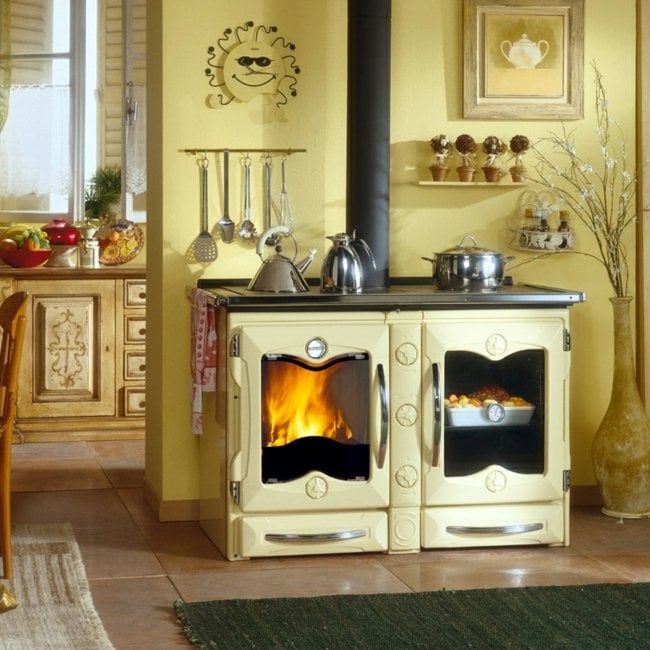 gelbe Küche Landhausstil Kochbereich Holzmöbel