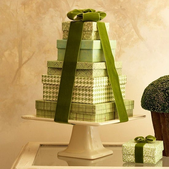 geschenkboxen grün tortenständer schleife pyramide weihnachtsbaum