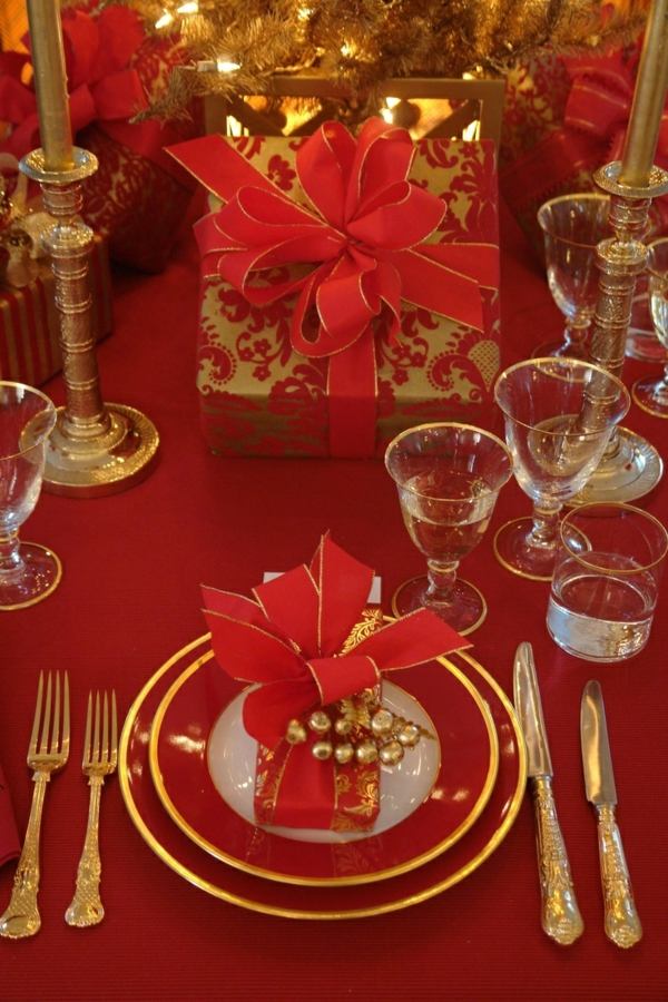 goldene rote Akzente Christalltassen Tischdeko Weihnachten