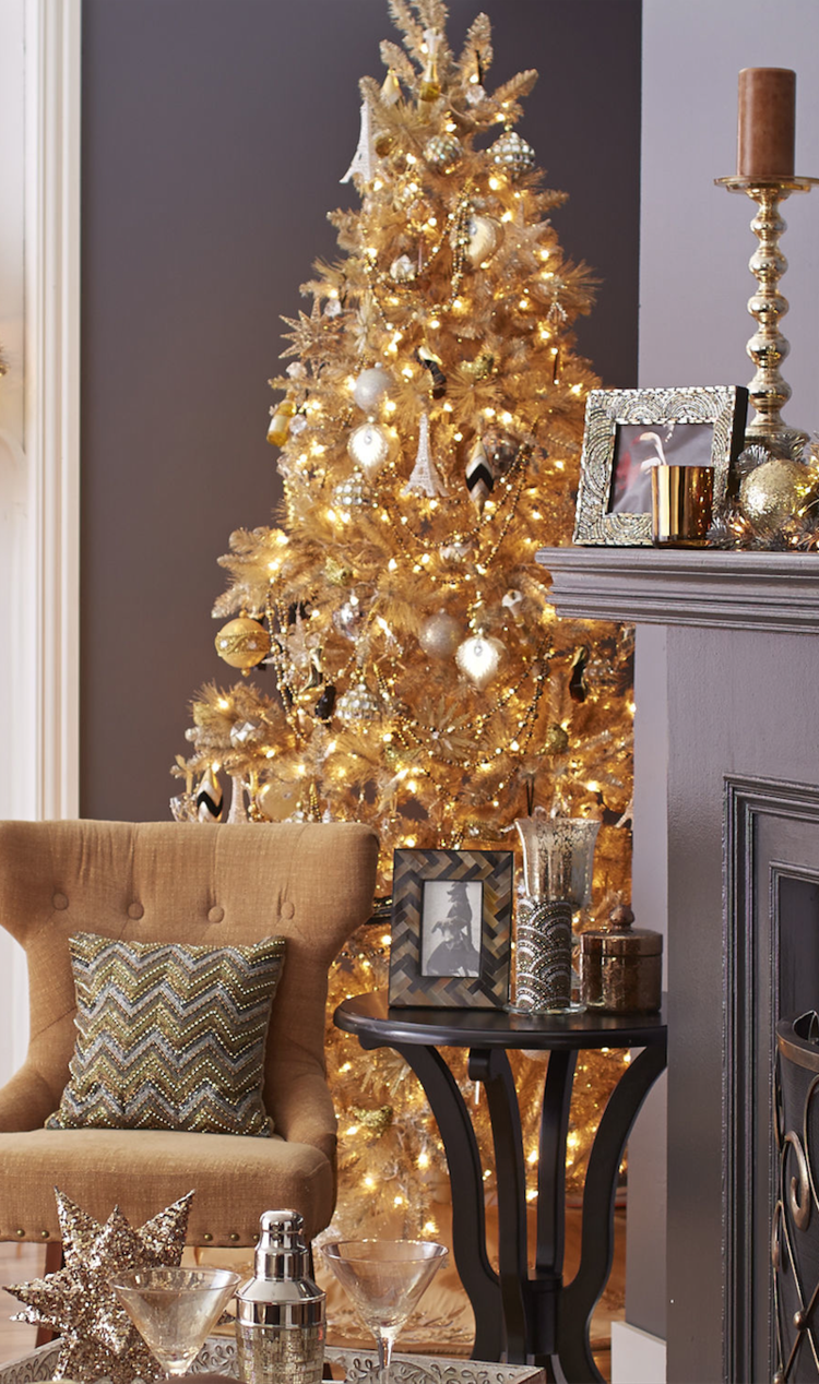 goldene weihnachtsdeko christbaum idee edel beistelltisch sessel kamin