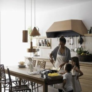 große Küche gestalten Raumplanung Holztheke Schränke Regale Abzugshaube