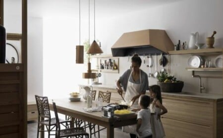große Küche gestalten Raumplanung Holztheke Schränke Regale Abzugshaube