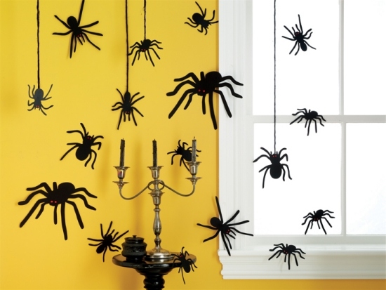gruselige-Deko scghwarze Spinnen Waben schwarz-Papier Gelbe-Wand