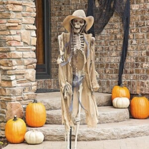 halloween deko mit skeletten garten cowboy kuerbisse treppe