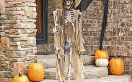 halloween deko mit skeletten garten cowboy kuerbisse treppe