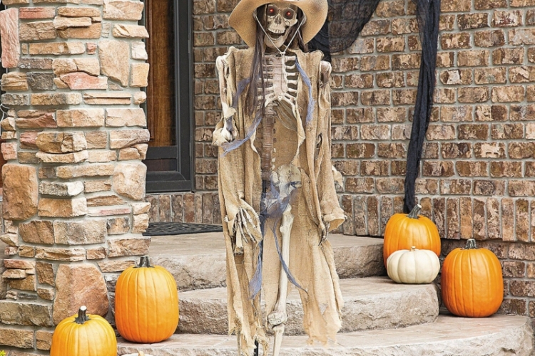 halloween deko mit skeletten garten cowboy kuerbisse treppe