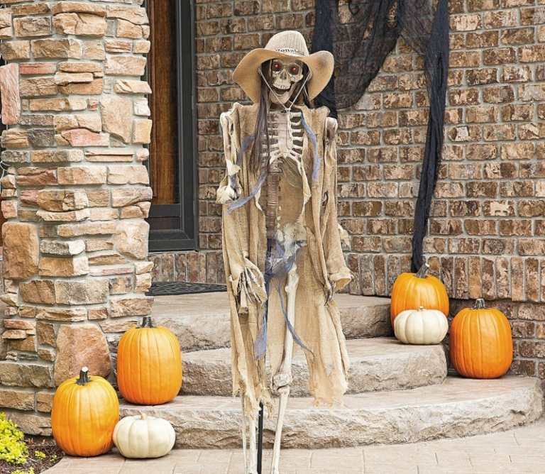 halloween deko mit skeletten garten cowboy kuerbisse treppe