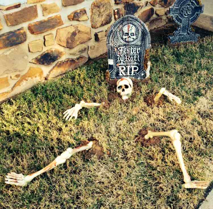 halloween deko mit skeletten grab grabstein idee rasen erde knochen
