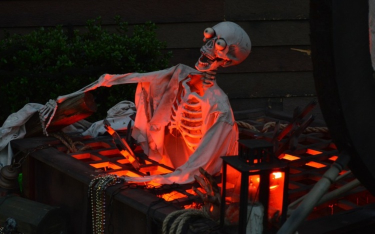 halloween deko mit skeletten outdoor idee leuchtend verließ augaepfel