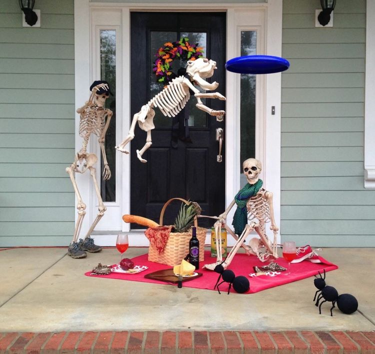 halloween deko mit skeletten witzig idee piknik hund ameisen korb