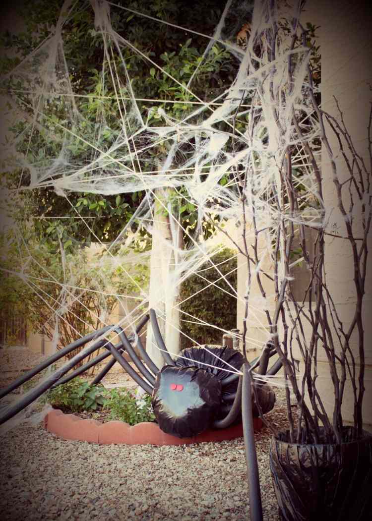 halloween deko vorgarten idee spinne riesig spinnennetz kieselstein