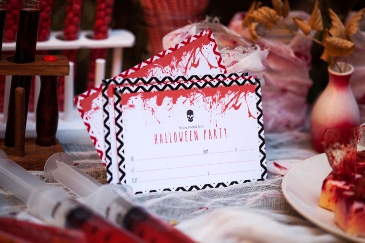 halloween-party-deko-karten-einladungen-blutspuren-spritzen-dekorattion