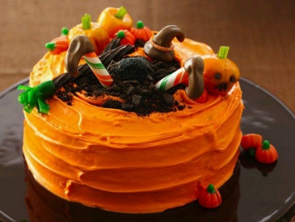 halloween torte orange glasur kürbisse hexenbeine