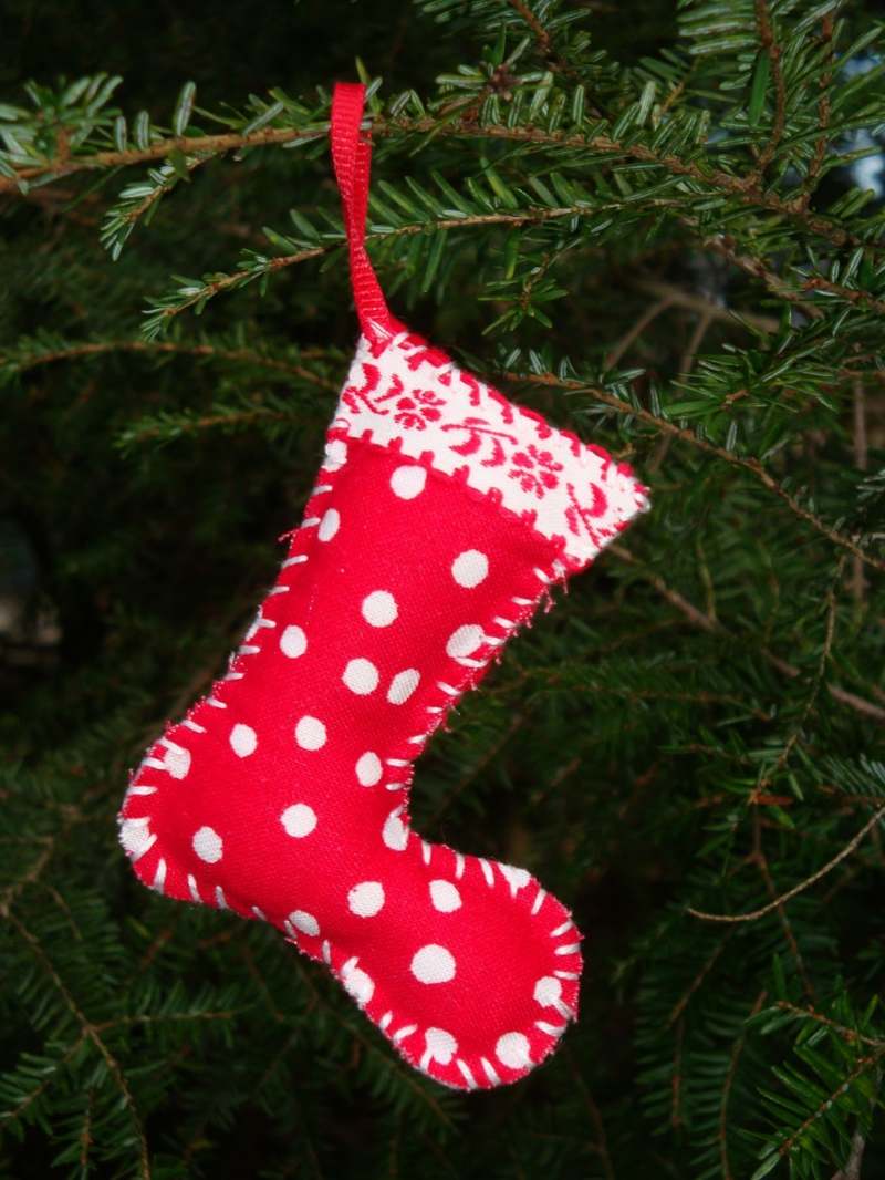 handgemachte weihnachtsdeko socke christbaumschmuck stoff rot weiss anhaenger