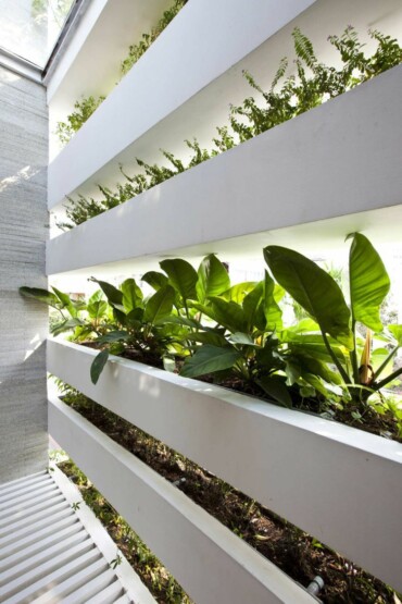 haus mit wintergarten integriert blumenkaesten idee weiss hochglanz modern