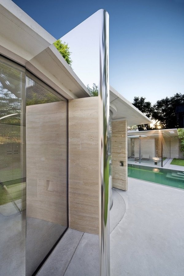 heim trendig außendesign schwimmbad natur glasfassade beton bodenbelag weiß