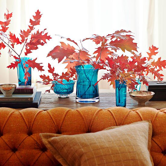 herbstdekorationen zaubern blaue vasen rote ahornblätter kontrast