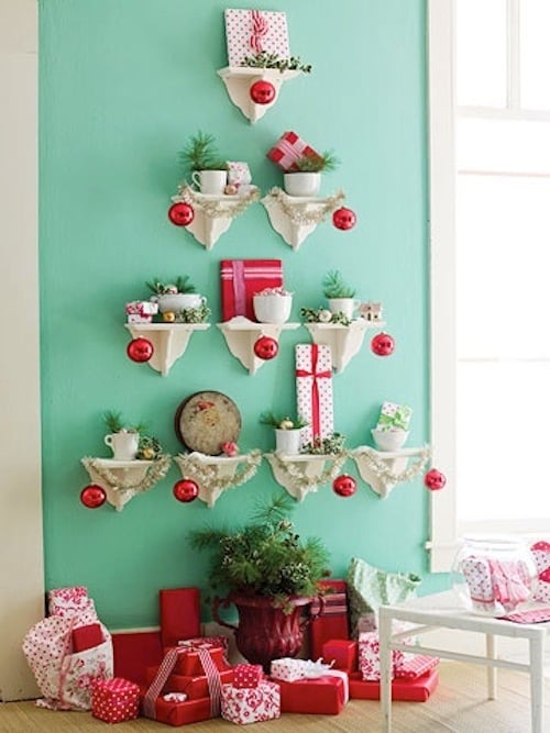 idee-weihnachten-wanddeko-mini-regale-baumkugel-tassen-minzgrün