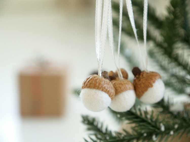 ideen für weihnachtsdeko eicheln weiss stoff naturmaterialien baumschmuck