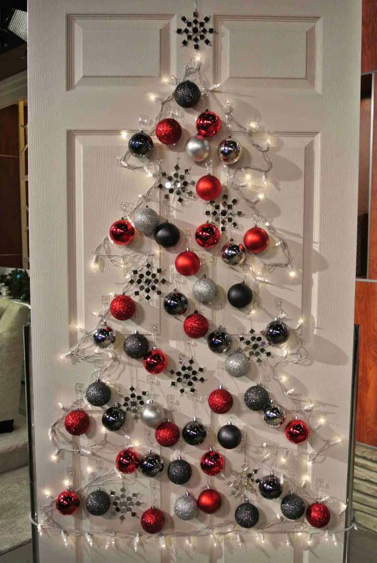 ideen für weihnachtsdeko lichterkette tannenbaum tuer christbaumkugeln