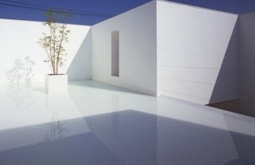 innenhof minimalismus weiß beton haus konstruktion trendig design