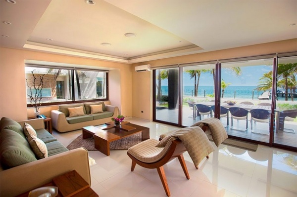 innenraum strandhaus luxus trendig wandverglasung möbelstücke einrichtung exotisch
