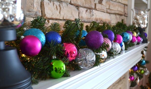 kaminsims zu weihnachten dekorieren baumkugeln lichterketten zweige