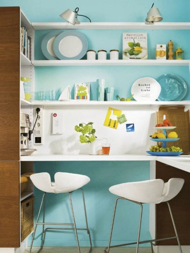 kleine küche retro stil hellblaue wandfarbe weiße regale