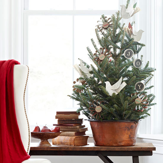 kleiner weihnachtsbaum tisch eimer selbstgebastelte ornamente