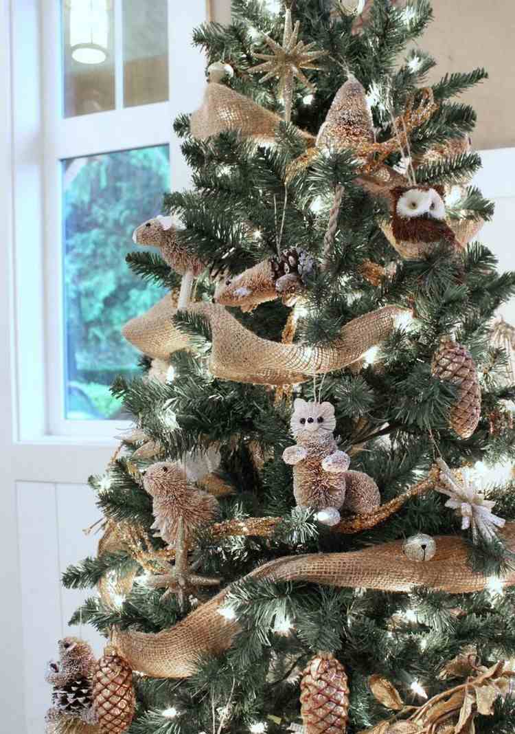 kunstlicher-tannenbaum-weihnachten-jutestoffband-tierfiguren-lichterketten