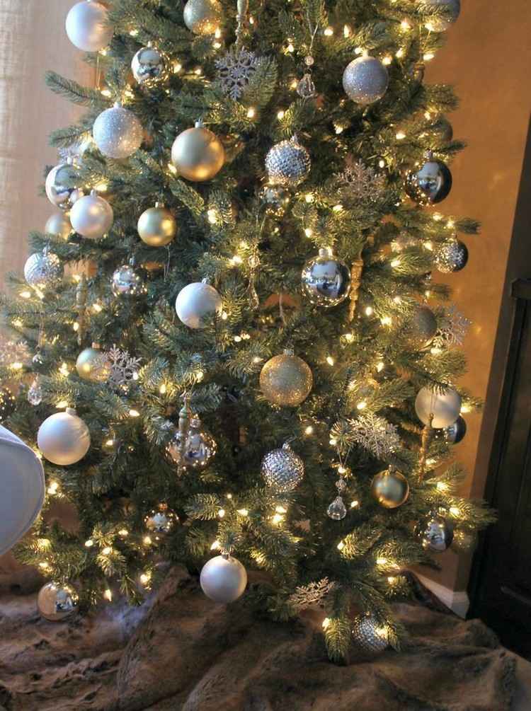 kunstlicher-tannenbaum-weihnachtsbaumschmuck-silber-gold-lichterketten
