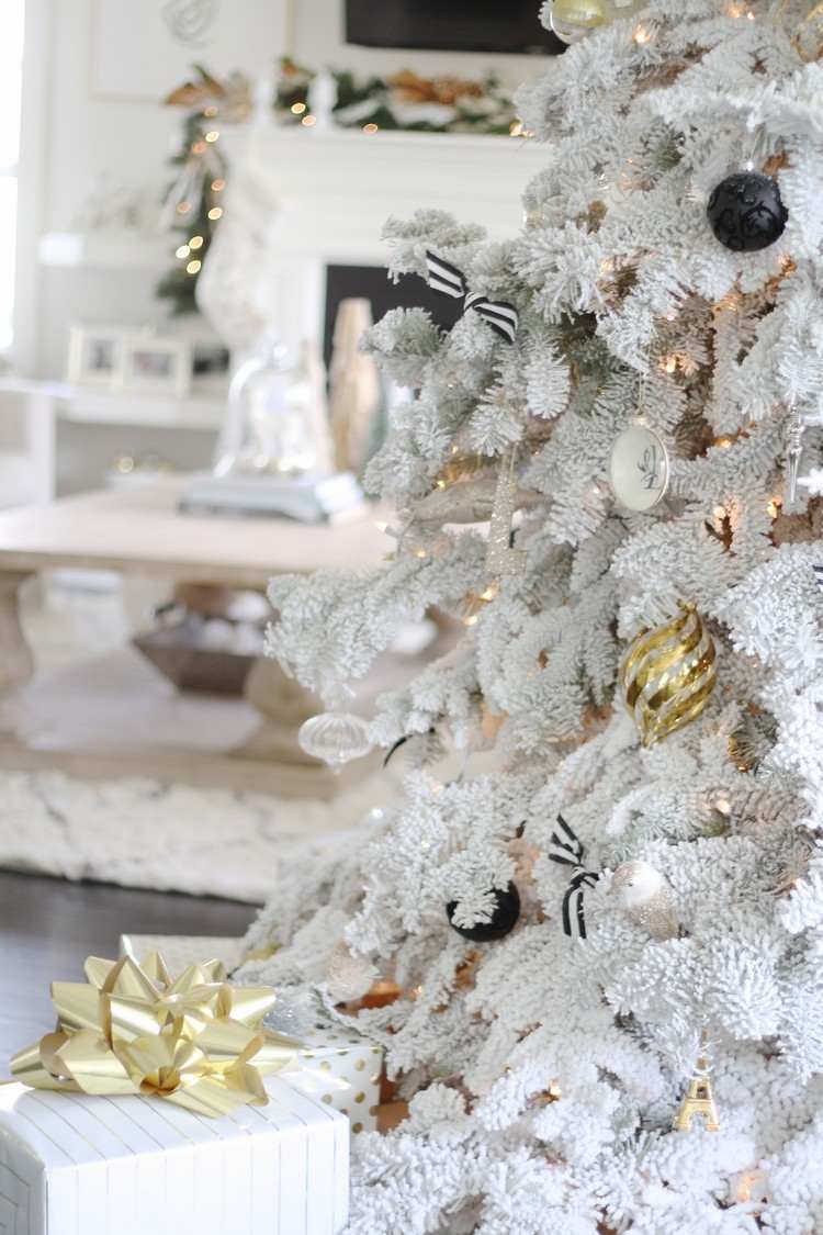 kunstlicher-tannenbaum-weiss-goldfarbener-weihnachtsschmuck